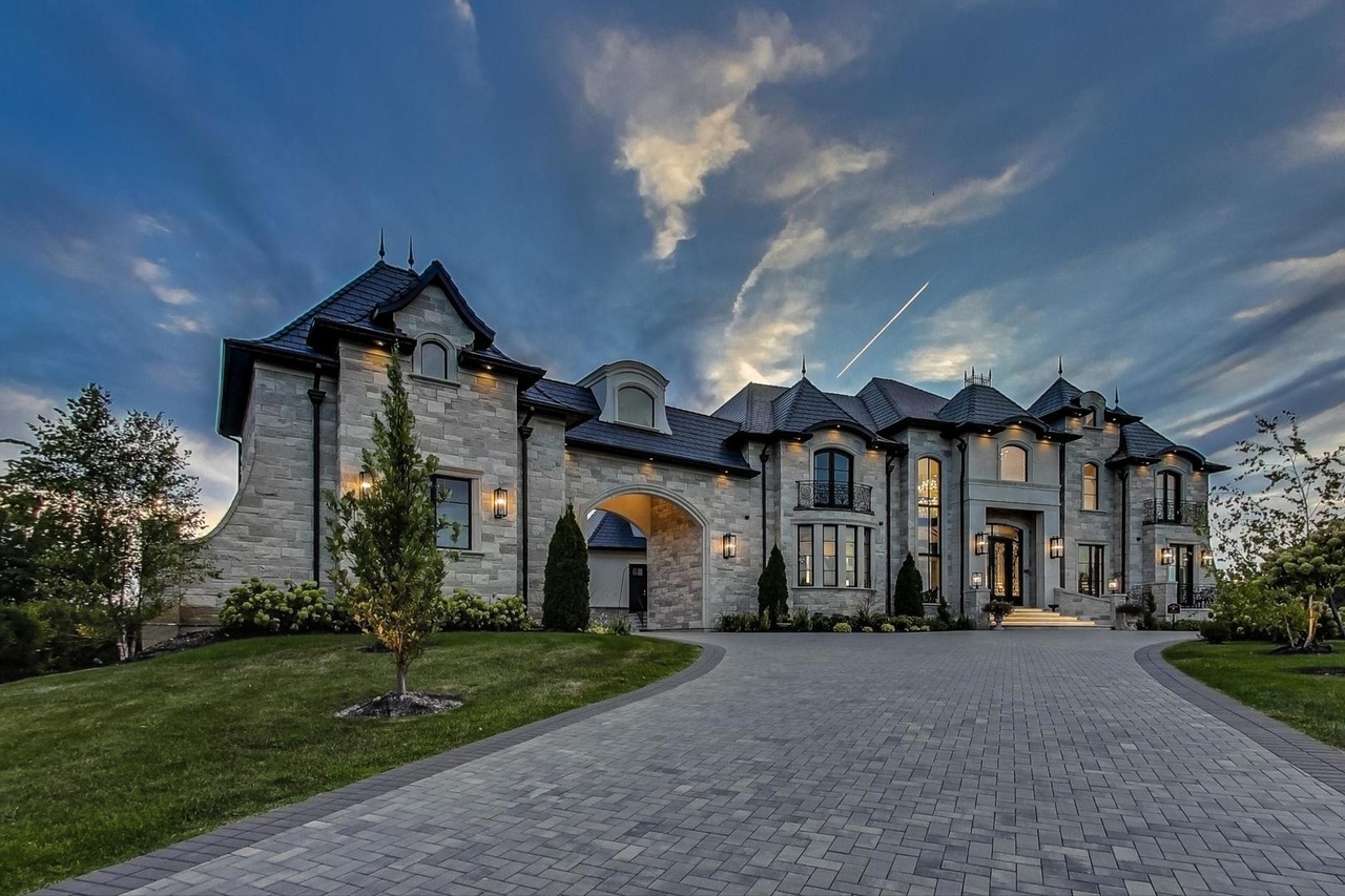 Large-lot homes and a private pond in South Barrington